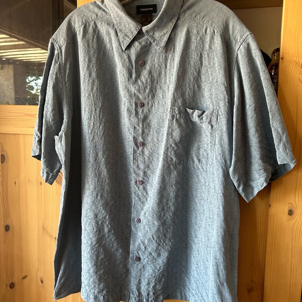 Claiborne Men’s 100% Silk Size XL Blue Button down short sleeve shirt